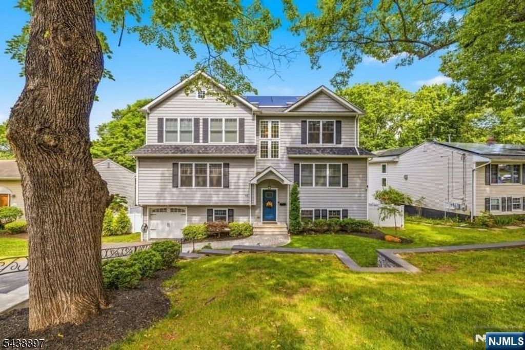46 Edgemere Road, Livingston, NJ 07039