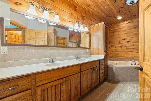 42 Chinaberry Court, Waynesville, NC 28785