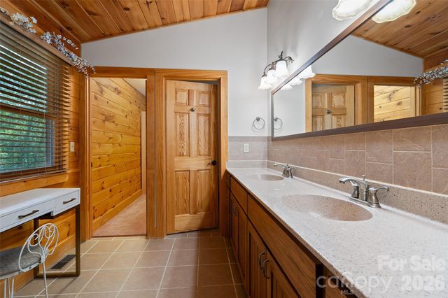 42 Chinaberry Court, Waynesville, NC 28785