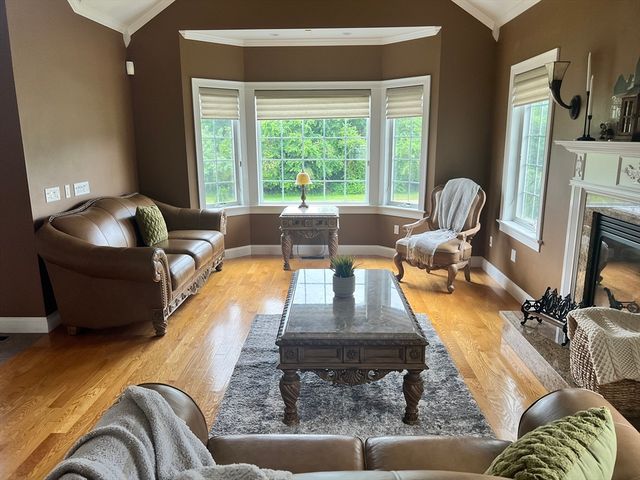 34 Base Lodge Ln, Swansea, MA 02777