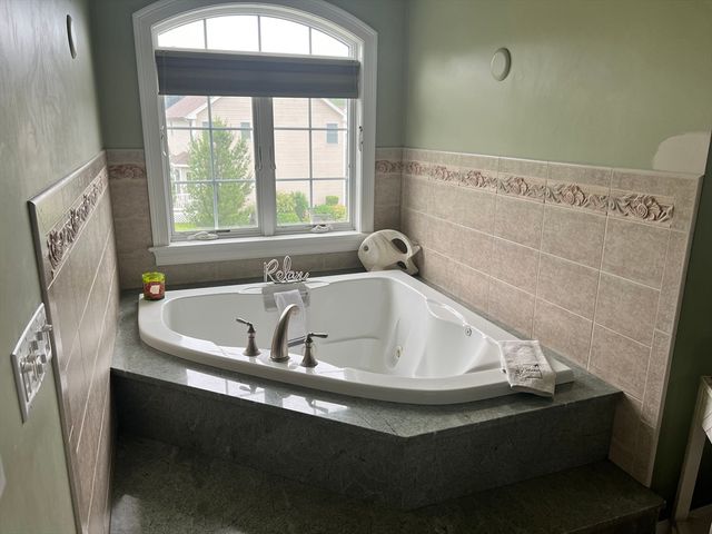 34 Base Lodge Ln, Swansea, MA 02777