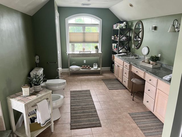 34 Base Lodge Ln, Swansea, MA 02777