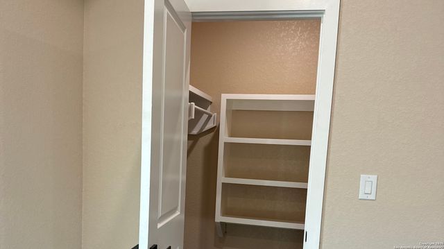 6822 Farrow Pl, San Antonio, TX 78240