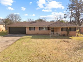 2304 Crestwood Dr, Tyler, TX 75701
