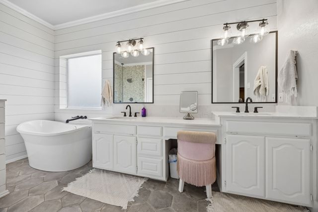 729 Herman Drive, Hurst, TX 76054