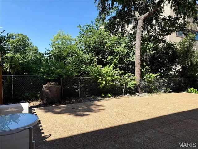 8631 Old Bonhomme Road 1E, St Louis, MO 63132