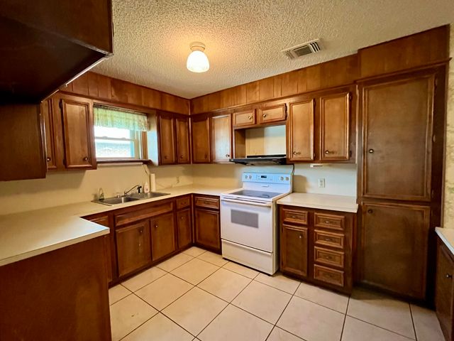 1012 E Oak Street, Brownfield, TX 79316