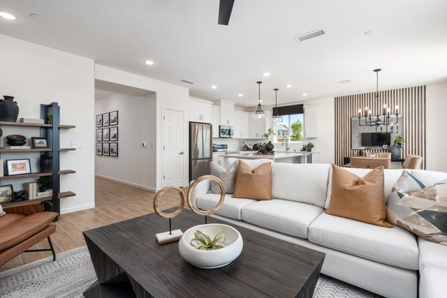 6804 E Carmen Avenue, Fresno, CA 93727