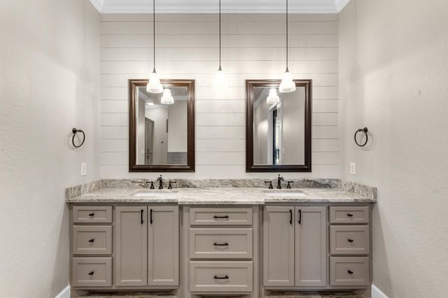 726 Stallion Circle, Angleton, TX 77515