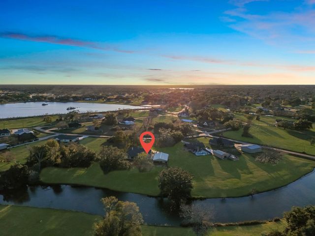 726 Stallion Circle, Angleton, TX 77515