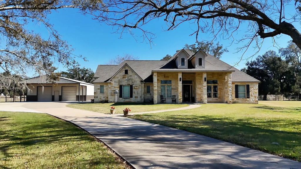 726 Stallion Circle, Angleton, TX 77515