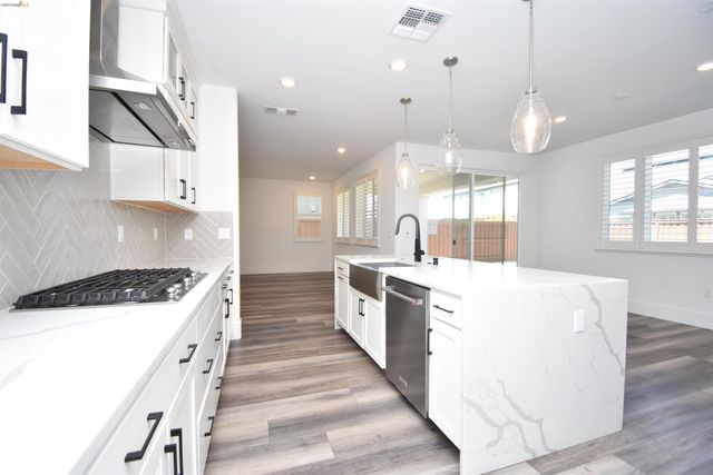 2751 Macabee Dr, Lathrop, CA 95330