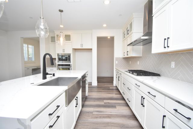 2751 Macabee Dr, Lathrop, CA 95330