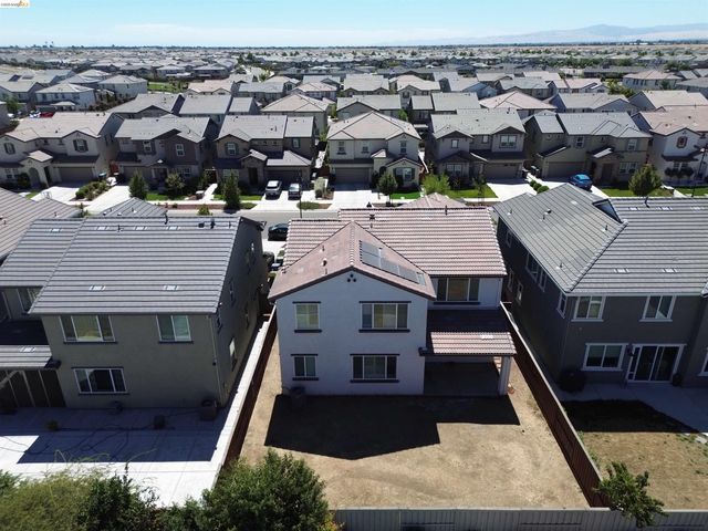 2751 Macabee Dr, Lathrop, CA 95330