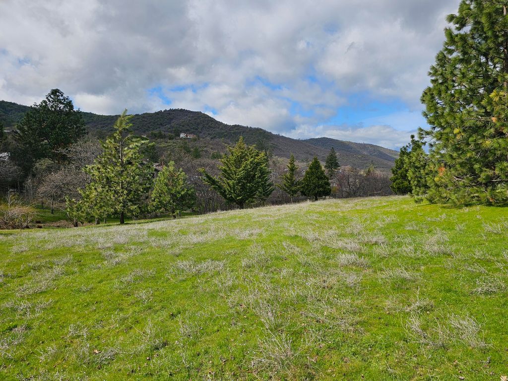 483 Strawberry Lane, Ashland, OR 97520
