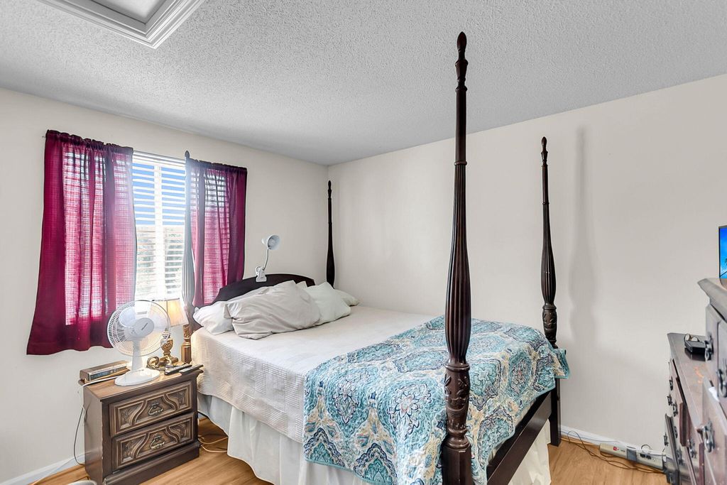 Image 19 of property listing at 4906 Amberwood Lane, North Charleston, SC 29418