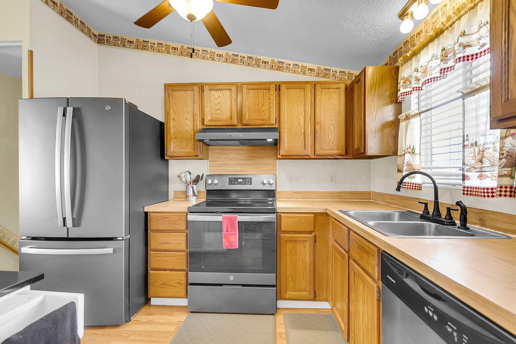 Image 8 of property listing at 4906 Amberwood Lane, North Charleston, SC 29418