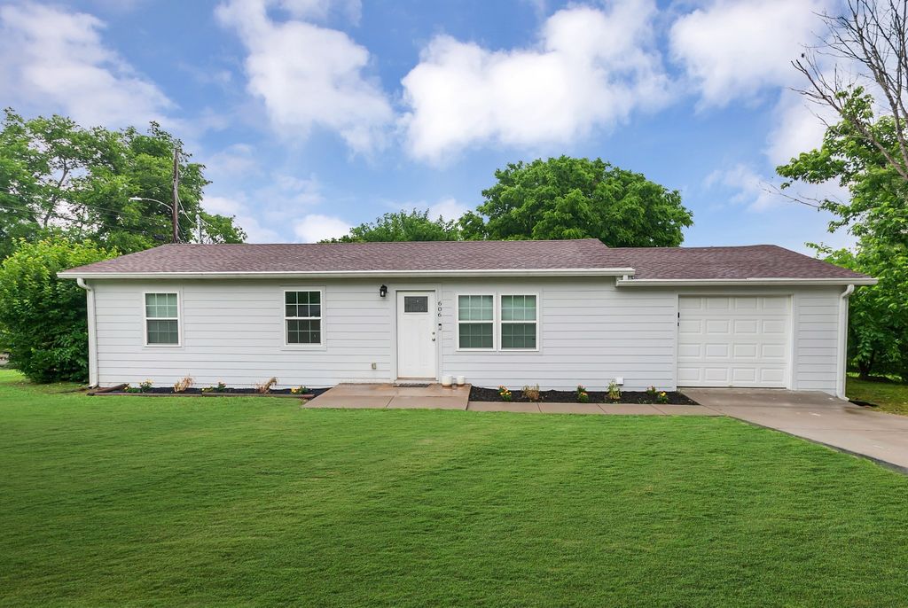 606 W 4th St, Columbia, TN 38401