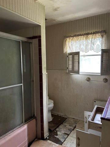 206 Avenue C, Highlands, TX 77562