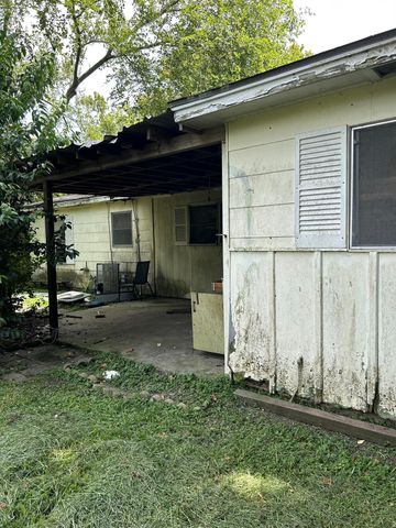 206 Avenue C, Highlands, TX 77562