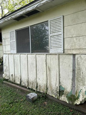 206 Avenue C, Highlands, TX 77562