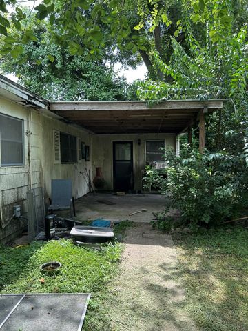 206 Avenue C, Highlands, TX 77562