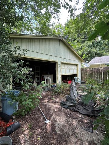 206 Avenue C, Highlands, TX 77562
