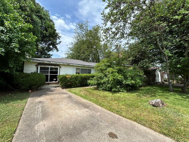 206 Avenue C, Highlands, TX 77562