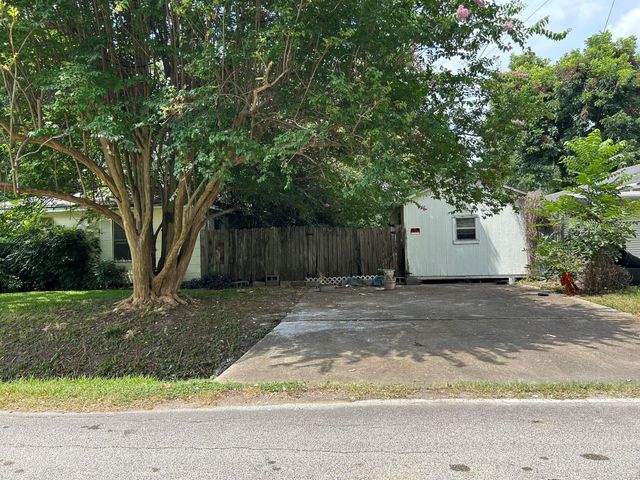 206 Avenue C, Highlands, TX 77562