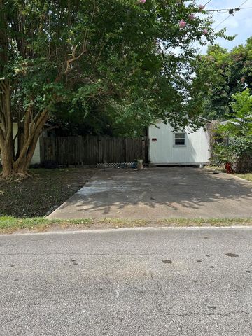 206 Avenue C, Highlands, TX 77562