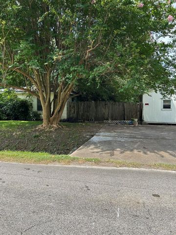 206 Avenue C, Highlands, TX 77562