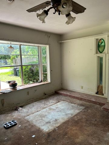 206 Avenue C, Highlands, TX 77562