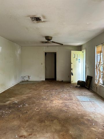 206 Avenue C, Highlands, TX 77562