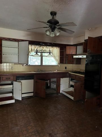 206 Avenue C, Highlands, TX 77562