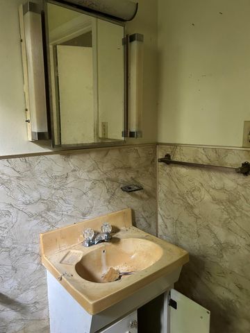 206 Avenue C, Highlands, TX 77562