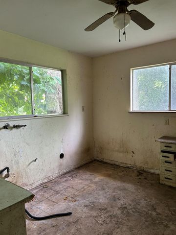 206 Avenue C, Highlands, TX 77562