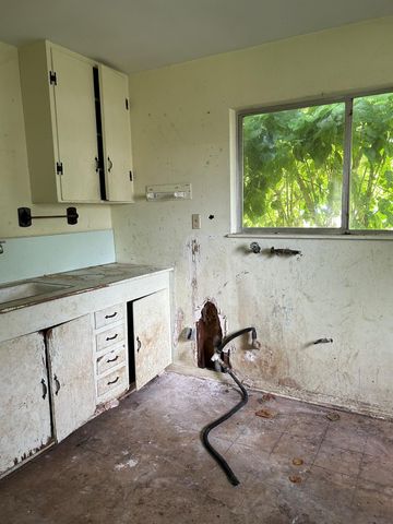 206 Avenue C, Highlands, TX 77562