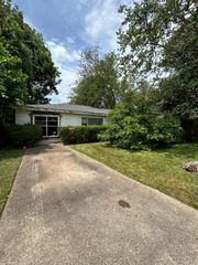 206 Avenue C, Highlands, TX 77562