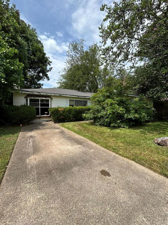 206 Avenue C, Highlands, TX 77562