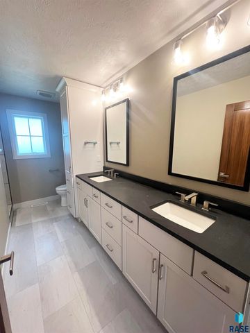 2713 S Galena Ave, Sioux Falls, SD 57110