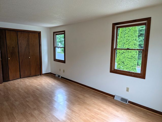 22 Pine Needle Ln, Springfield, MA 01118