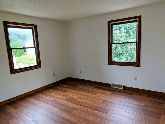 22 Pine Needle Ln, Springfield, MA 01118