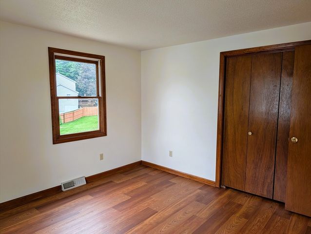 22 Pine Needle Ln, Springfield, MA 01118