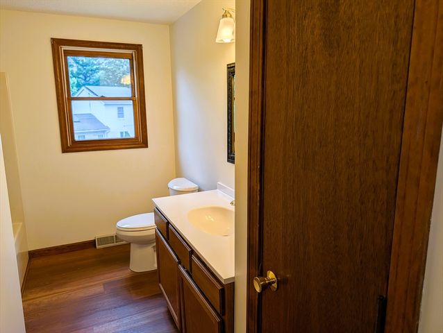 22 Pine Needle Ln, Springfield, MA 01118