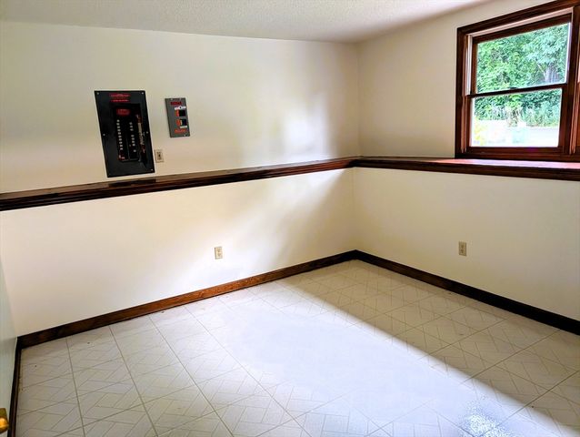 22 Pine Needle Ln, Springfield, MA 01118