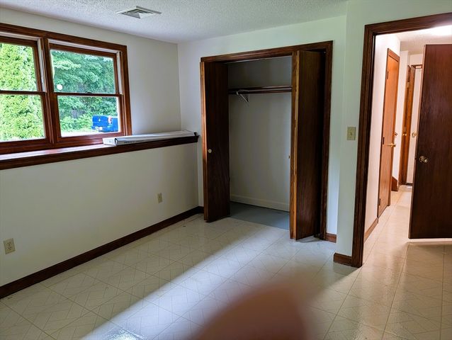 22 Pine Needle Ln, Springfield, MA 01118