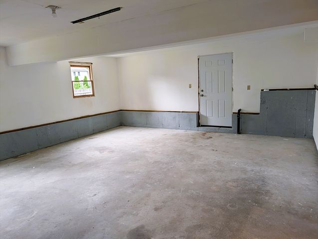 22 Pine Needle Ln, Springfield, MA 01118
