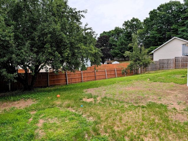 22 Pine Needle Ln, Springfield, MA 01118