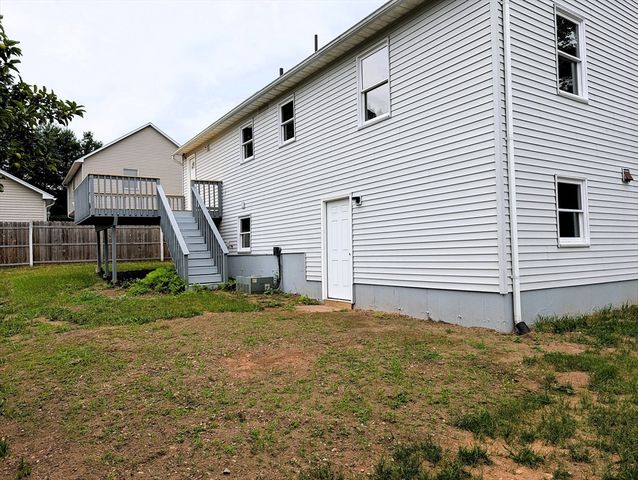 22 Pine Needle Ln, Springfield, MA 01118