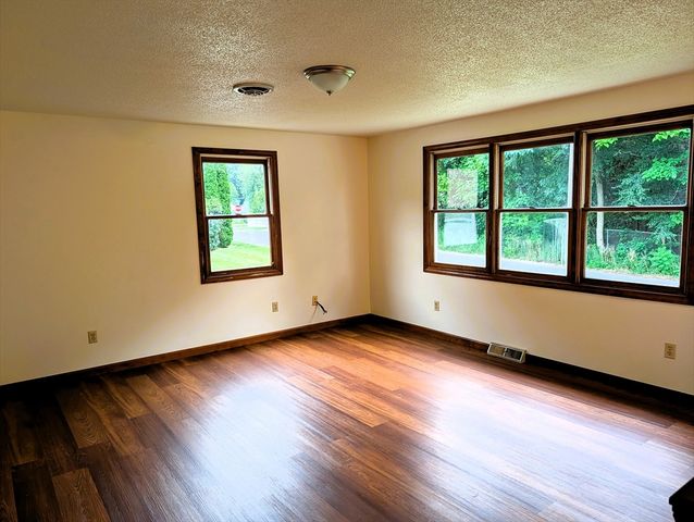 22 Pine Needle Ln, Springfield, MA 01118